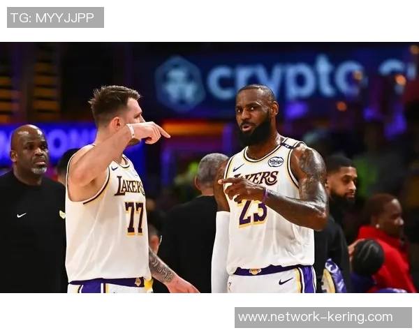 19日勇士与湖人激战正酣谁能在这场对决中笑到最后